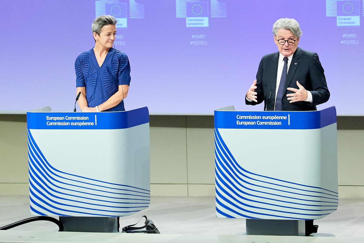 Margrethe Vestager et Thierry Breton, chacun derrière un pupitre à la Commission européenne.